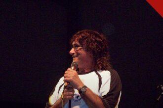 cantor Donnie Iris morre aos 83 anos é o tema de Donnie Iris cantando ao microfone em show em foto livre de arquivo