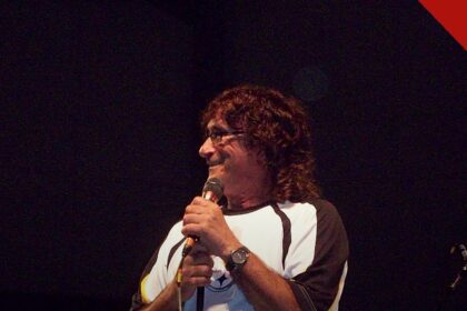 cantor Donnie Iris morre aos 83 anos é o tema de Donnie Iris cantando ao microfone em show em foto livre de arquivo
