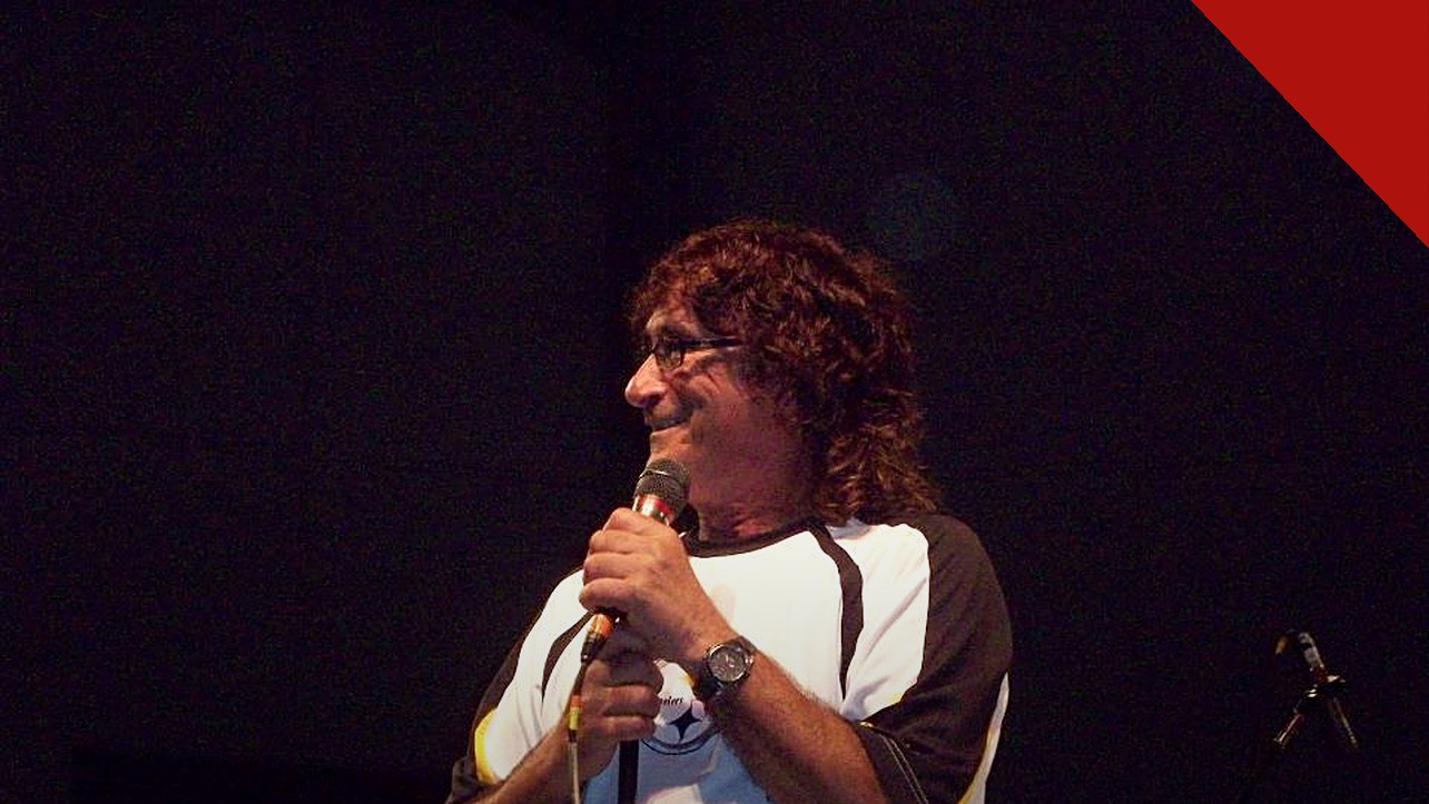 cantor Donnie Iris morre aos 83 anos é o tema de Donnie Iris cantando ao microfone em show em foto livre de arquivo
