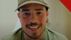 Jottapê explica desistência de A Fazenda é o tema de Jottapê sorrindo de boné em vídeo publicado nas redes sociais
