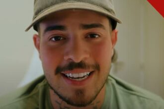 Jottapê explica desistência de A Fazenda é o tema de Jottapê sorrindo de boné em vídeo publicado nas redes sociais
