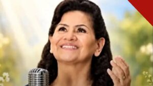 cantora Sara Araújo morre aos 80 anos é o tema de Sara Araújo sorrindo diante de microfone antigo em foto de arquivo