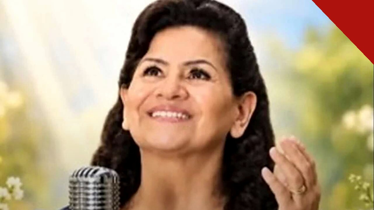 cantora Sara Araújo morre aos 80 anos é o tema de Sara Araújo sorrindo diante de microfone antigo em foto de arquivo