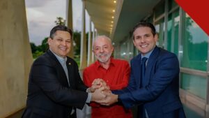 Lula articula permanência de Motta e Alcolumbre no comando do Congresso, com Lula de mãos dadas com Davi Alcolumbre e Hugo Motta no Palácio da Alvorada