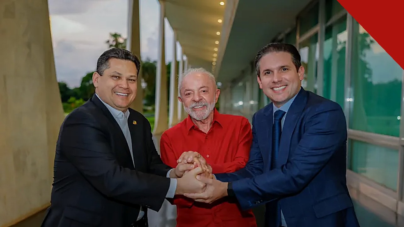 Lula articula permanência de Motta e Alcolumbre no comando do Congresso, com Lula de mãos dadas com Davi Alcolumbre e Hugo Motta no Palácio da Alvorada