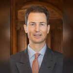 príncipe de Liechtenstein veta lei do aborto é a decisão do príncipe herdeiro Alois, retratado em foto oficial de terno e gravata