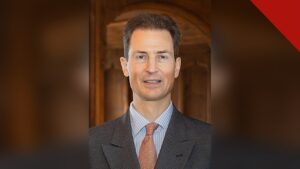 príncipe de Liechtenstein veta lei do aborto é a decisão do príncipe herdeiro Alois, retratado em foto oficial de terno e gravata
