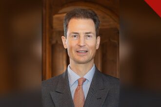 príncipe de Liechtenstein veta lei do aborto é a decisão do príncipe herdeiro Alois, retratado em foto oficial de terno e gravata