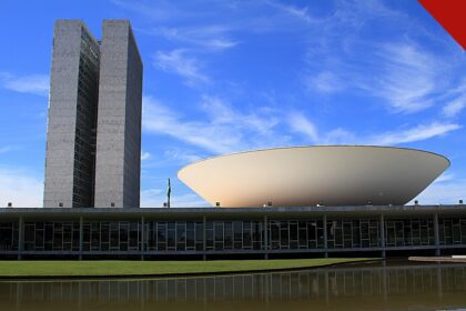 CNI pede união após as eleições e colaboração da indústria, e a imagem mostra o prédio do Congresso Nacional em Brasília ao entardecer