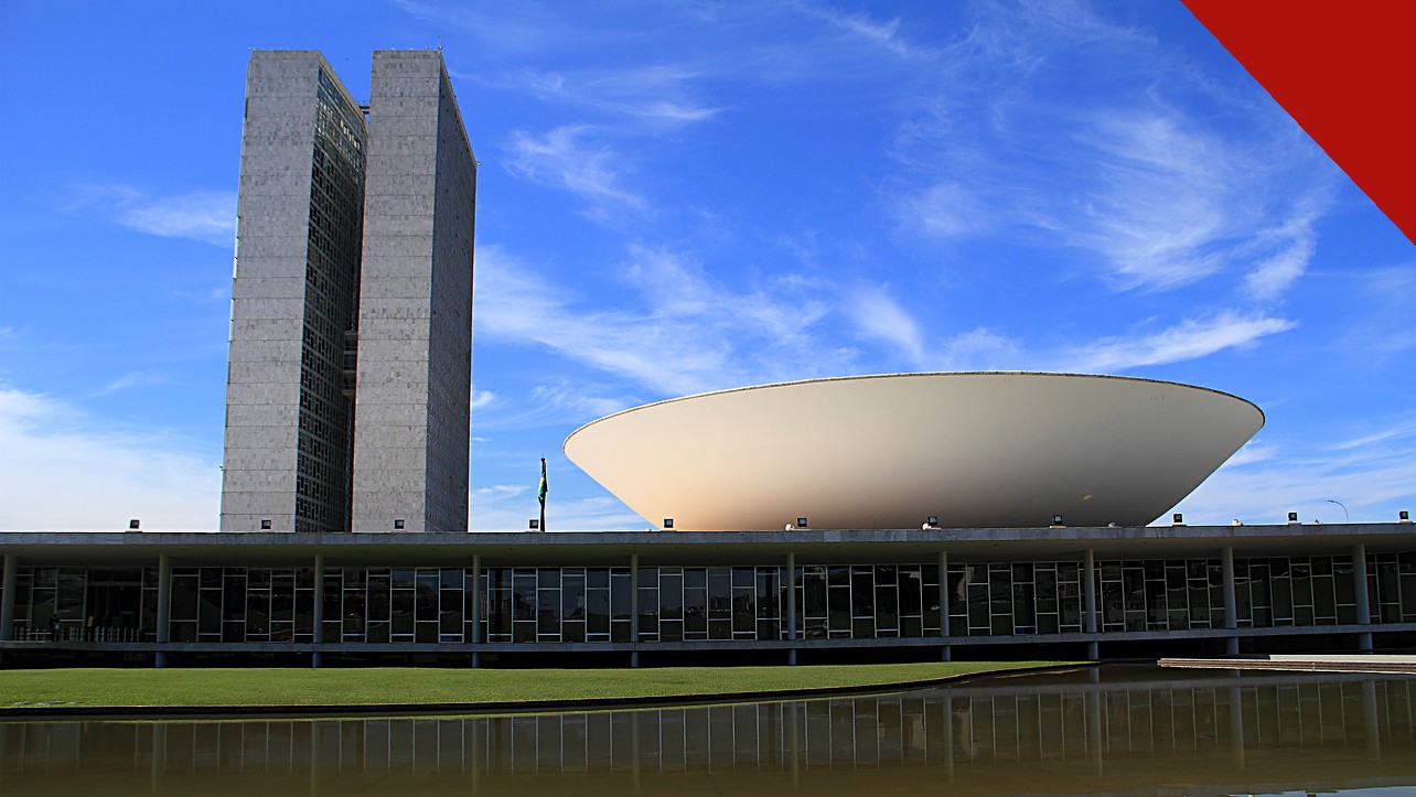 CNI pede união após as eleições e colaboração da indústria, e a imagem mostra o prédio do Congresso Nacional em Brasília ao entardecer