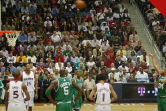 Paul Pierce diz estar afundando financeiramente após o fim do contrato de TV, e a imagem mostra o ex astro em lance livre durante jogo da NBA