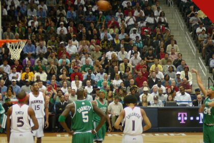 Paul Pierce diz estar afundando financeiramente após o fim do contrato de TV, e a imagem mostra o ex astro em lance livre durante jogo da NBA