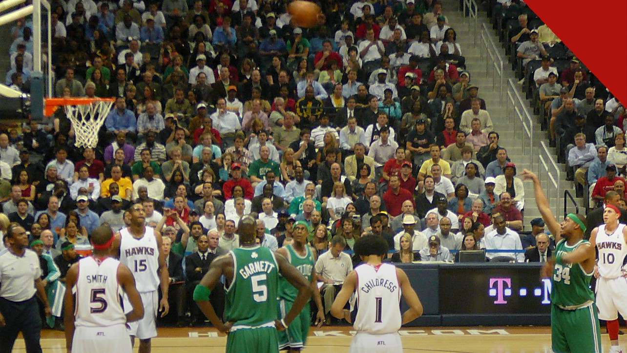 Paul Pierce diz estar afundando financeiramente após o fim do contrato de TV, e a imagem mostra o ex astro em lance livre durante jogo da NBA