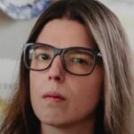 Camila Kfouri morre aos 48 anos em São Paulo, com retrato de Camila Kfouri de óculos em foto de arquivo pessoal