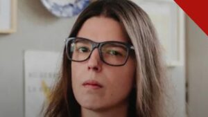 Camila Kfouri morre aos 48 anos em São Paulo, com retrato de Camila Kfouri de óculos em foto de arquivo pessoal