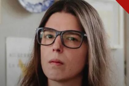 Camila Kfouri morre aos 48 anos em São Paulo, com retrato de Camila Kfouri de óculos em foto de arquivo pessoal