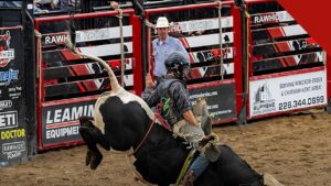 peão morre após ser pisoteado em rodeio em Ohio é o caso de Jason Blake Saylor, e a imagem mostra um competidor em montaria em touro em rodeio nos Estados Unidos