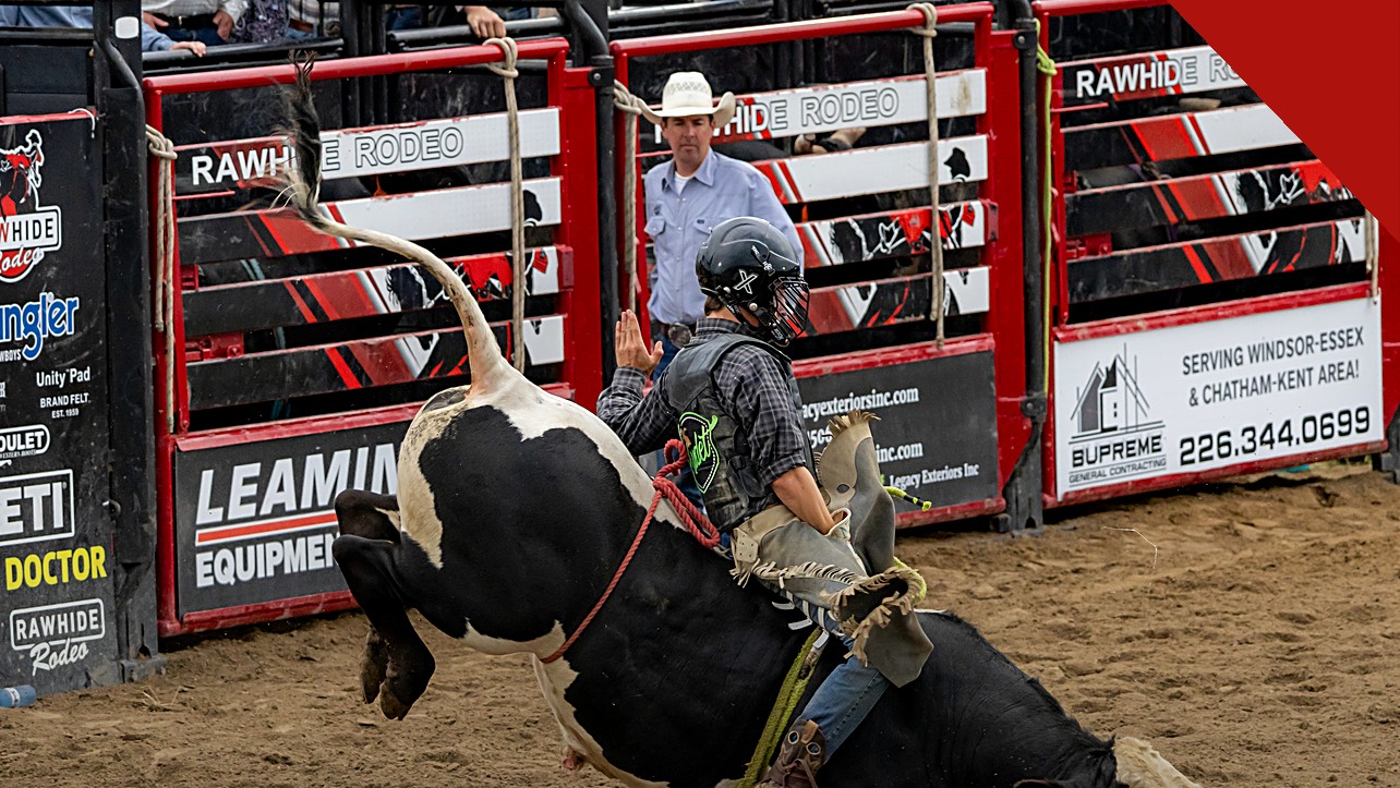peão morre após ser pisoteado em rodeio em Ohio é o caso de Jason Blake Saylor, e a imagem mostra um competidor em montaria em touro em rodeio nos Estados Unidos