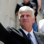 Franklin Graham responde a Billy Crystal em postagem no X, e a imagem mostra o evangelista Franklin Graham apontando durante evento público