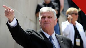 Franklin Graham responde a Billy Crystal em postagem no X, e a imagem mostra o evangelista Franklin Graham apontando durante evento público