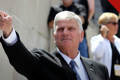 Franklin Graham responde a Billy Crystal em postagem no X, e a imagem mostra o evangelista Franklin Graham apontando durante evento público