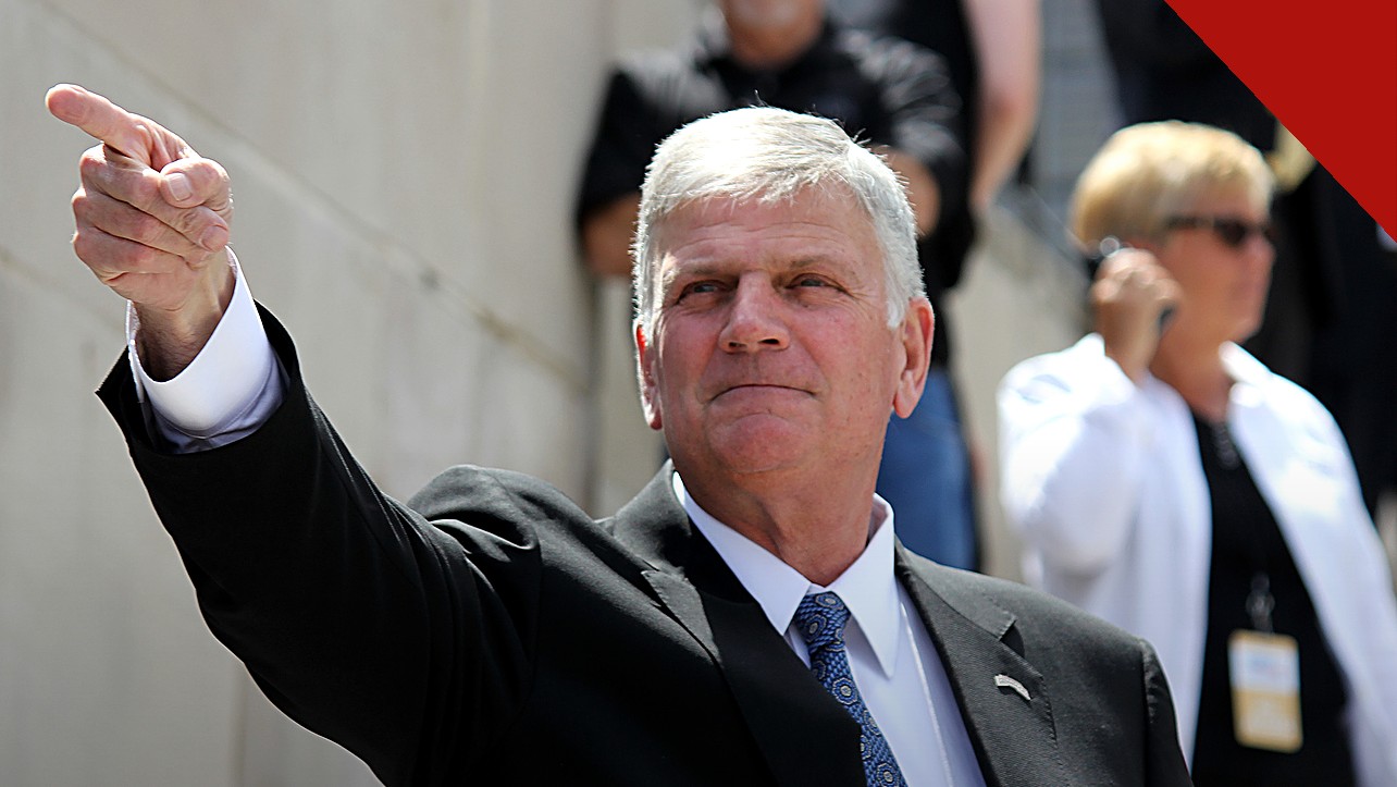 Franklin Graham responde a Billy Crystal em postagem no X, e a imagem mostra o evangelista Franklin Graham apontando durante evento público