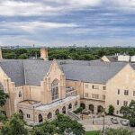 megaigreja do Texas vota para deixar a UMC é o tema da votação da Highland Park, e a imagem mostra a vista aérea da igreja em Dallas, no Texas