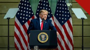 Conselho de Paz de Trump nomeia ex oficial de Biden é a decisão do Conselho, e a imagem mostra o presidente Donald Trump falando em púlpito oficial com bandeiras dos Estados Unidos