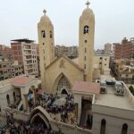 cristão copta é detido no Egito é o caso de Sherif Wagih Fahmi, e a imagem mostra uma igreja copta com torres em cidade do Egito, cercada por fiéis