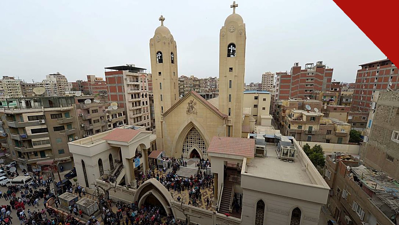 cristão copta é detido no Egito é o caso de Sherif Wagih Fahmi, e a imagem mostra uma igreja copta com torres em cidade do Egito, cercada por fiéis