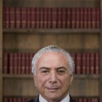 Temer reconhece vitória de Lula é o gesto de Michel Temer, e a imagem mostra o ex presidente em retrato oficial com a bandeira do Brasil ao fundo