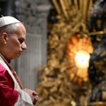 Papa Leão XIV rejeita guerra santa é a declaração do pontífice, e a imagem mostra o Papa Leão XIV de vestes vermelhas em celebração no Vaticano