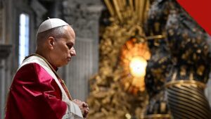 Papa Leão XIV rejeita guerra santa é a declaração do pontífice, e a imagem mostra o Papa Leão XIV de vestes vermelhas em celebração no Vaticano