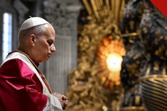 Papa Leão XIV rejeita guerra santa é a declaração do pontífice, e a imagem mostra o Papa Leão XIV de vestes vermelhas em celebração no Vaticano