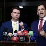 TSE manda Flávio apagar post: o senador Flávio Bolsonaro ao lado do advogado Frederick Wassef em entrevista coletiva no Senado