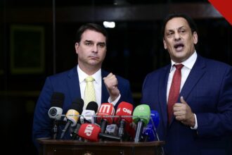 TSE manda Flávio apagar post: o senador Flávio Bolsonaro ao lado do advogado Frederick Wassef em entrevista coletiva no Senado
