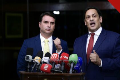 TSE manda Flávio apagar post: o senador Flávio Bolsonaro ao lado do advogado Frederick Wassef em entrevista coletiva no Senado