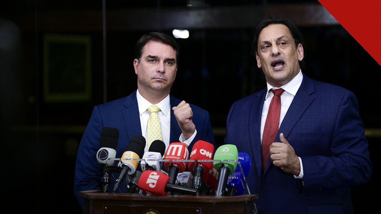 TSE manda Flávio apagar post: o senador Flávio Bolsonaro ao lado do advogado Frederick Wassef em entrevista coletiva no Senado