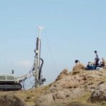 madeira de Durupinar enviada para datação é a atualização da Noah's Ark Scans, e a imagem mostra a sonda de perfuração trabalhando na formação de Durupinar, na Turquia