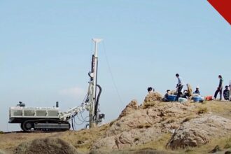 madeira de Durupinar enviada para datação é a atualização da Noah's Ark Scans, e a imagem mostra a sonda de perfuração trabalhando na formação de Durupinar, na Turquia