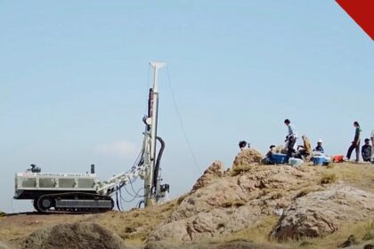 madeira de Durupinar enviada para datação é a atualização da Noah's Ark Scans, e a imagem mostra a sonda de perfuração trabalhando na formação de Durupinar, na Turquia
