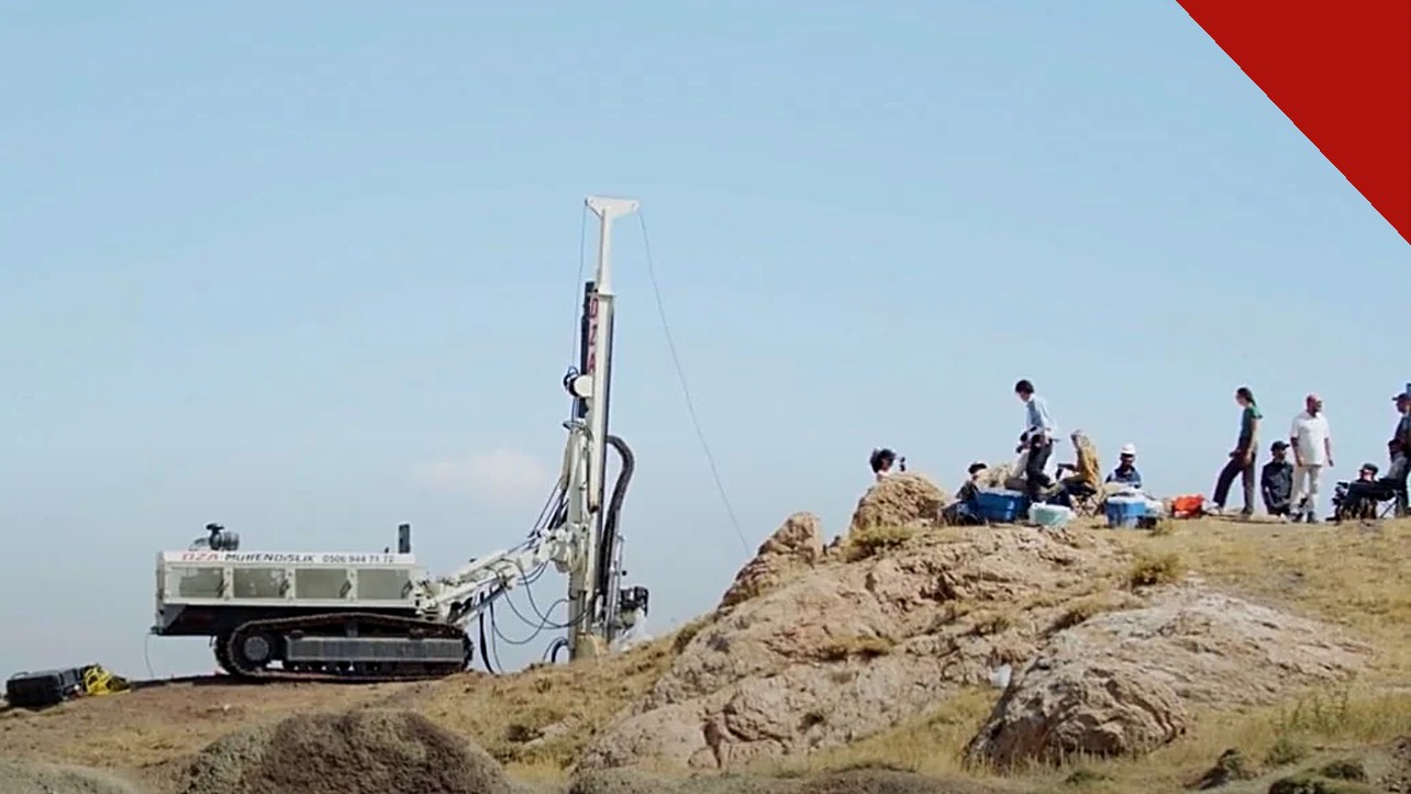 madeira de Durupinar enviada para datação é a atualização da Noah's Ark Scans, e a imagem mostra a sonda de perfuração trabalhando na formação de Durupinar, na Turquia