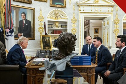 Fachin arquiva inquérito contra Eduardo Bolsonaro no STF, e a imagem mostra Donald Trump com Eduardo Bolsonaro, Flávio Bolsonaro e Paulo Figueiredo em encontro nos Estados Unidos