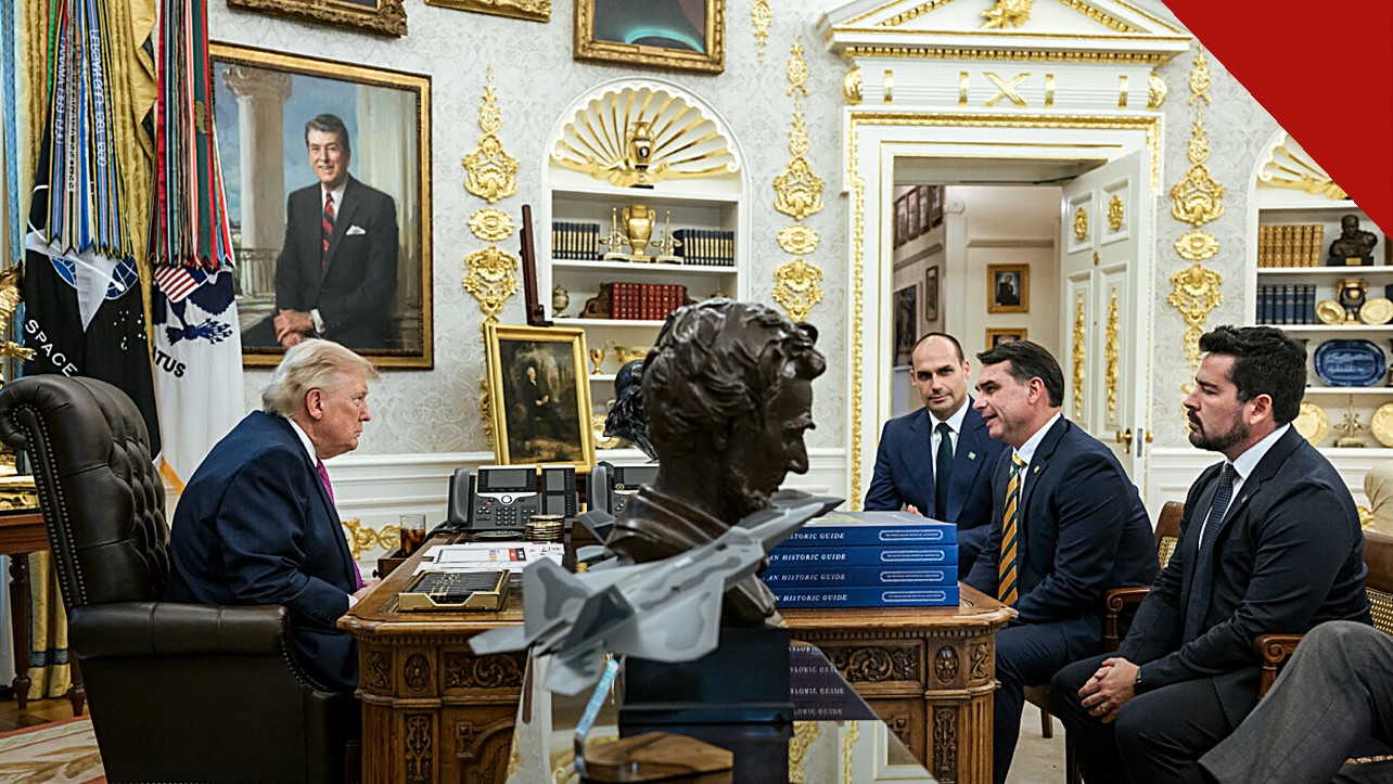 Fachin arquiva inquérito contra Eduardo Bolsonaro no STF, e a imagem mostra Donald Trump com Eduardo Bolsonaro, Flávio Bolsonaro e Paulo Figueiredo em encontro nos Estados Unidos
