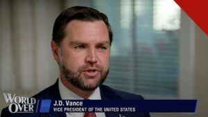 JD Vance fala sobre candidatura em 2028 em entrevista à EWTN, e a imagem mostra o vice presidente JD Vance falando ao comunicador Raymond Arroyo