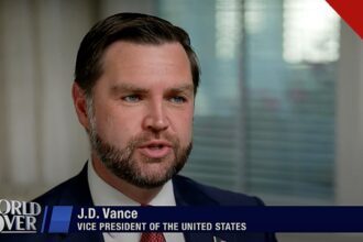 JD Vance fala sobre candidatura em 2028 em entrevista à EWTN, e a imagem mostra o vice presidente JD Vance falando ao comunicador Raymond Arroyo
