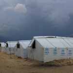 relatório aponta extremismo expulsando cristãos de suas casas na África, e a imagem mostra tendas de um campo de deslocados em Borno, na Nigéria