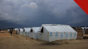 relatório aponta extremismo expulsando cristãos de suas casas na África, e a imagem mostra tendas de um campo de deslocados em Borno, na Nigéria