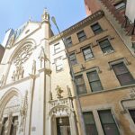 Igreja de St. Mary vende direitos aéreos em Nova York, e a imagem mostra a fachada histórica da Igreja de Santa Maria Virgem em Midtown Manhattan