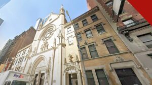 Igreja de St. Mary vende direitos aéreos em Nova York, e a imagem mostra a fachada histórica da Igreja de Santa Maria Virgem em Midtown Manhattan